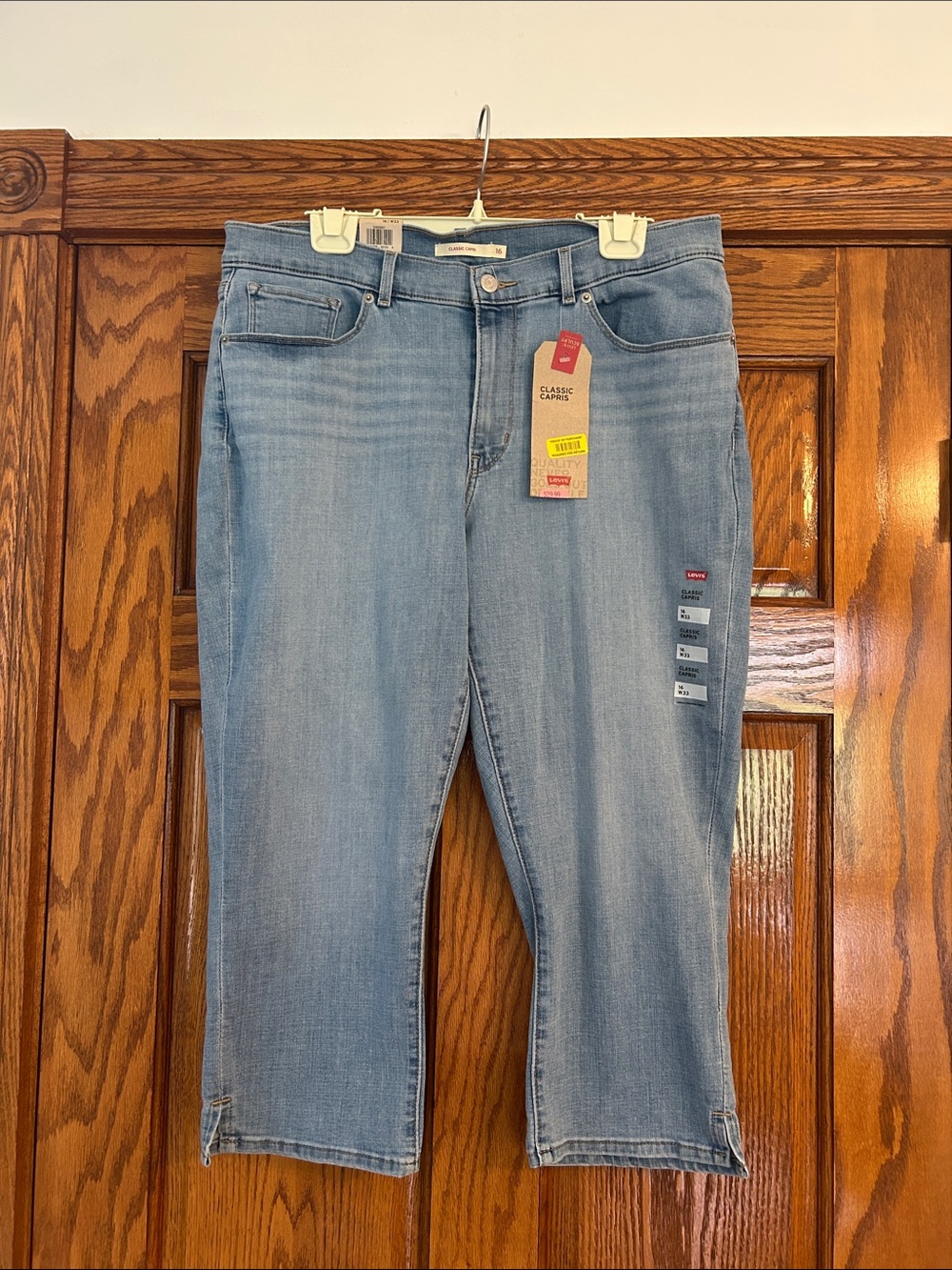 Levi's Light Blue Classic Fit Ladies Capri Jeans, NWT, Size 16